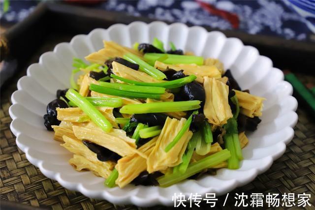 泡腐竹时,用开水还是用冷水,教你小窍门,30分钟发好,不夹生