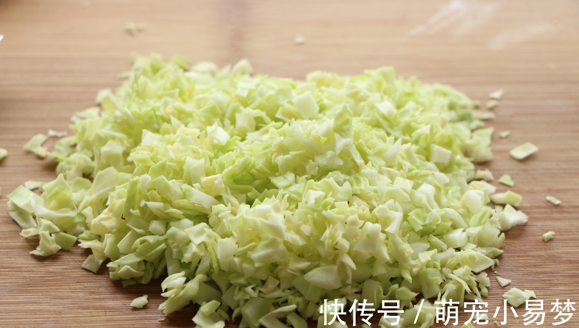 包菜还可以这样吃，皮薄馅大，金黄酥脆，一人吃一盘都不腻，香！