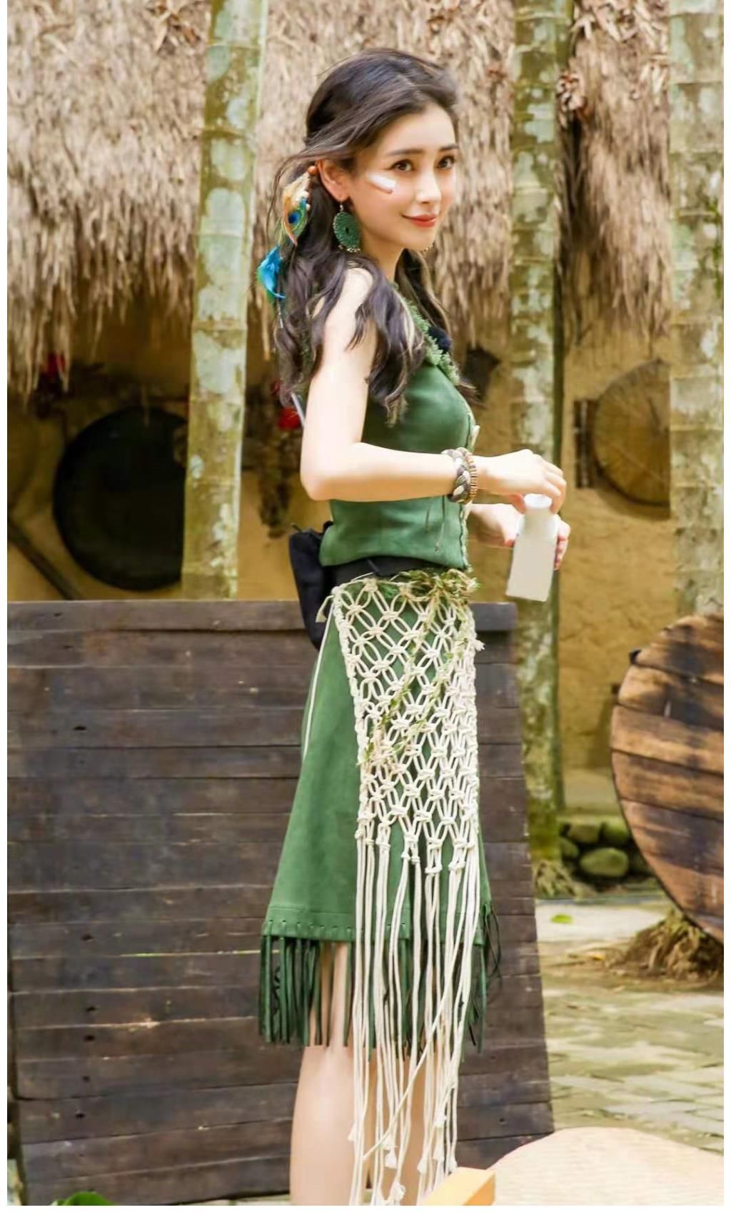 杨颖|杨颖晒《奔跑吧》剧照,打底裤颜色清晰可见,网友:太粗心了吧