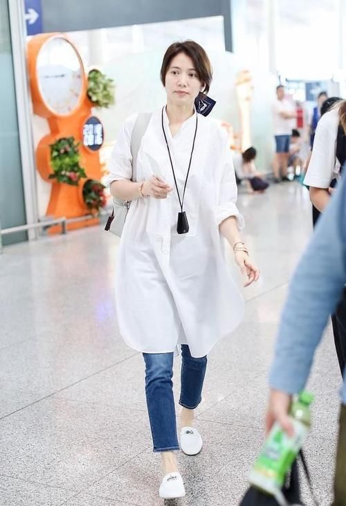 牛仔裙|穿卫衣配牛仔裙太减龄，扎高马尾更少女，女明星轻松穿出时尚感