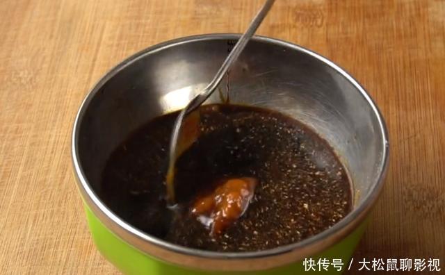 鲤鱼最过瘾的吃法,不加水煮不用蒸,鲜嫩无腥味,5斤鱼一顿解决