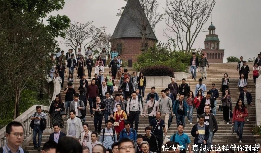 公司|脱掉袜子,率先跳进泥坑里推车!任正非以身示范:老板就该打头阵