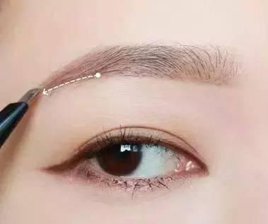 眼线和眉毛这样画才最迷人,今年女神都在这样化眼妆!