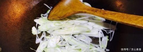 在家做葱爆羊肉总是有膻味教你“1招”，羊肉没膻味，肉质细嫩