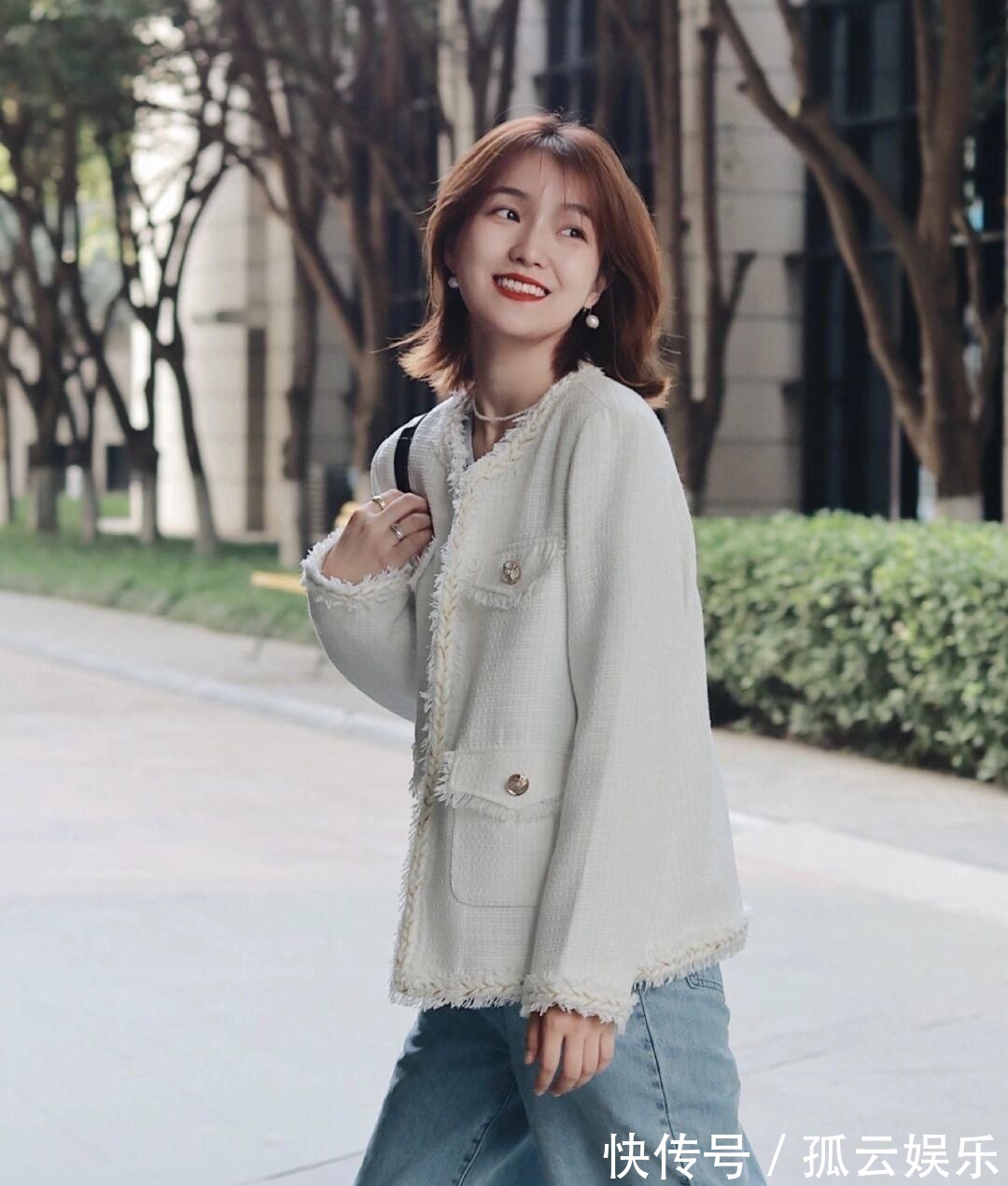 美眉 早秋穿搭值得,针织衫搭配半身裙或牛仔裤,轻松穿出名媛气质