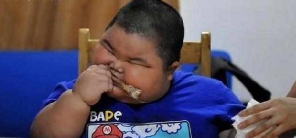 常吃|只因常吃这东西男童3岁胖成150斤，家长说已经成瘾戒不掉了！