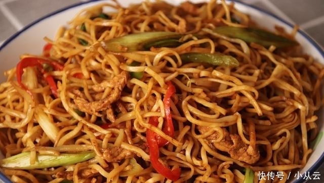 肉丝炒面最好吃的做法,简单几步,5分钟就出锅,比饭店的还好吃