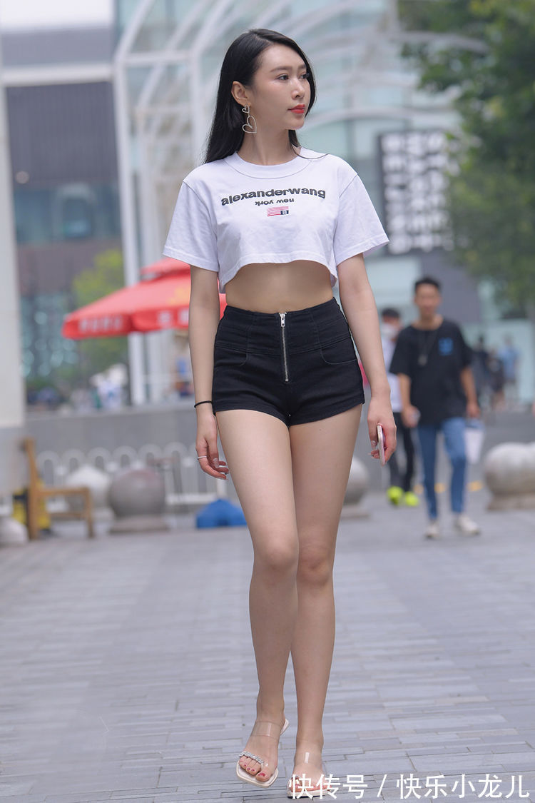 高腰短裤 经典的搭配,白色短款短袖衫,配黑色高腰短裤,清新时尚高挑靓丽