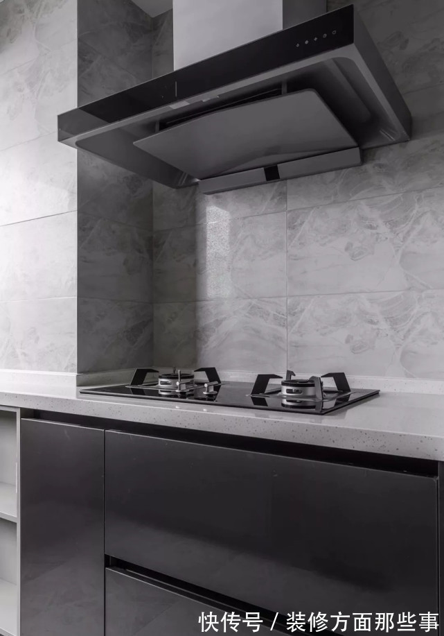 衣帽间|125平现代风二居室把书房作衣帽间,暖灰色让卧室更有活力