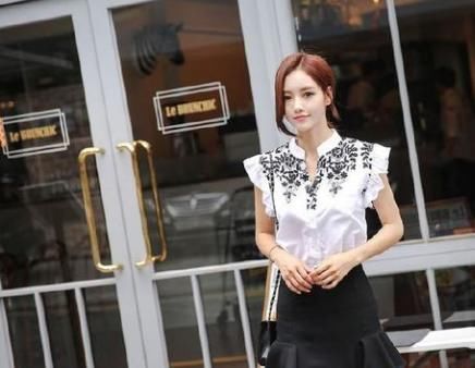 美女穿搭：黑色包臀裙展露光滑好肌肤，更有女人韵味