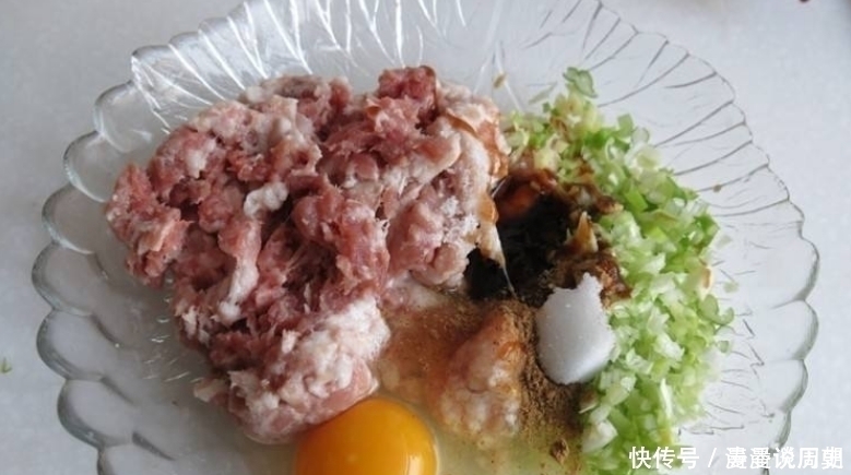 猪肉馅,万万别再加水了!加点它,肉馅不干不柴,鲜嫩多汁又入味