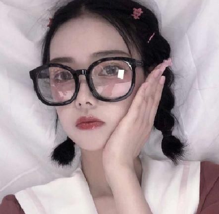 脸上有这“3特征”的女孩最适合戴“圆框眼镜”，而且会更加颜值