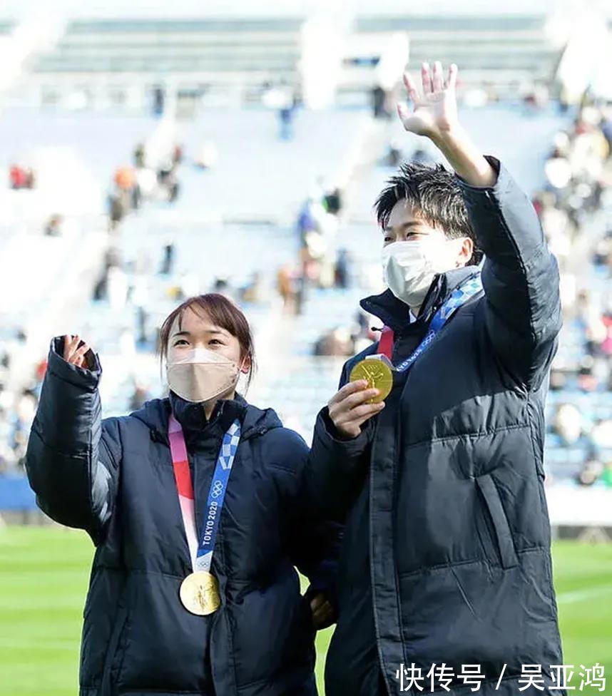 伊藤|3000日本人在寒风中为伊藤美诚庆祝:伊藤,你是我们的偶像!