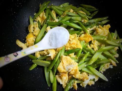 芦笋|遇到这菜赶紧吃,一个月从20元降到8元一斤,燃烧脂肪最在行