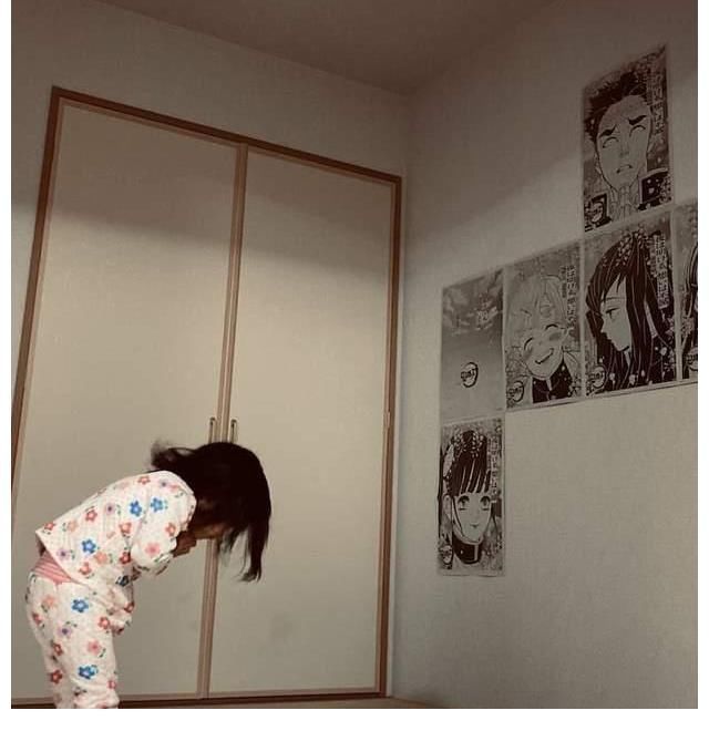 鬼杀队|女儿着迷《鬼灭之刃》!每天起床膜拜角色,妈妈:他们不是祖先啊
