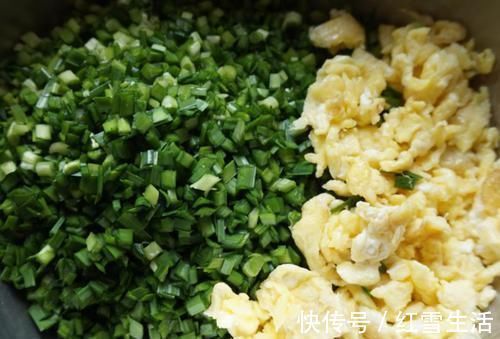 调韭菜馅,别直接加油,多加这一步,煮好的韭菜饺子馅翠绿不发黄