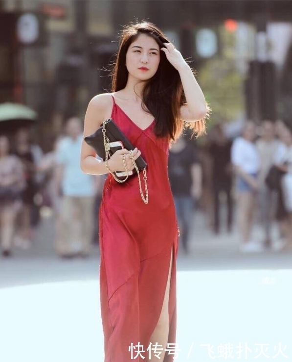 V领修身“连衣裙”,尽显女性身材优势,一身红色穿搭仙气飘飘