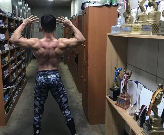肌肉块|小伙练出一身肌肉，拿奖拿的手软，一身健美肌肉获得漂亮女友