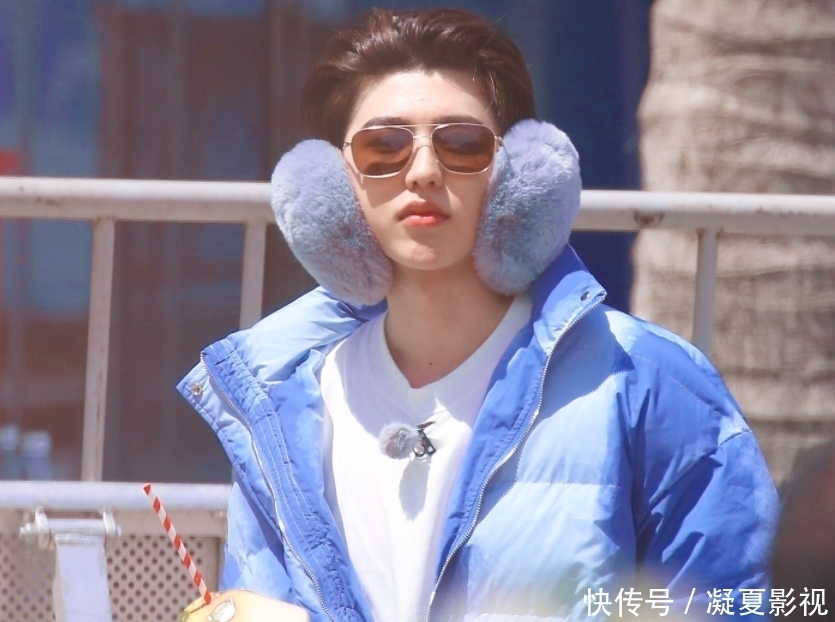 跑男 蔡徐坤三亚穿棉服,手中的东西亮了,这才是录制跑男的正确方式