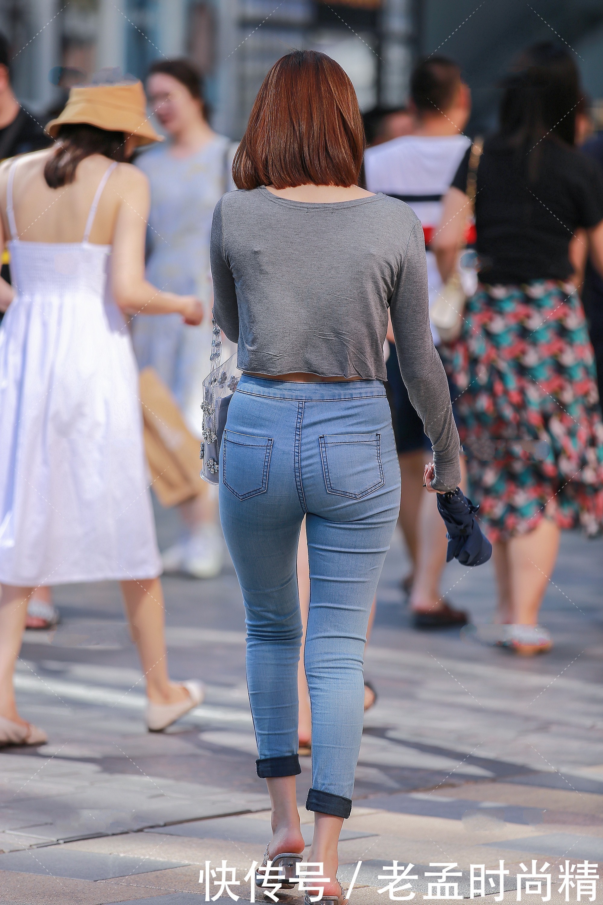 街拍:灰色短款修身上衣,搭配浅蓝色经典牛仔裤,简约大方又不失时尚