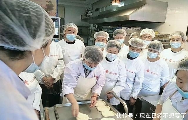 要排队才能吃得上的烧饼，不仅仅是个头大