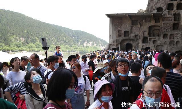 挤来挤去啥也没看到，有的游客肠子都悔青了，躺在草丛里呼呼大睡