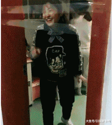 |搞笑GIF:这样翻锅菜都不会甩出来,真有两下