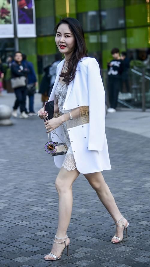 美女穿搭：姐姐的穿搭太大胆，蕾丝短裙搭配西装，展现出独特的美