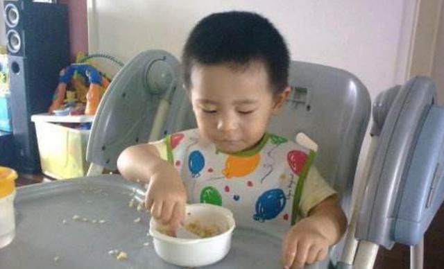 小强|4岁男孩在幼儿园总喊“饿”,老师察觉问题,跟回家一看呆住了