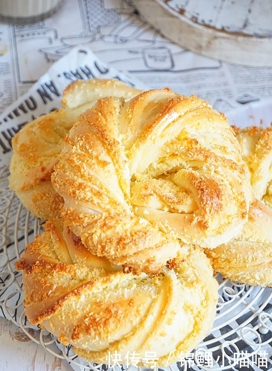 面团|面包店热卖的椰蓉面包圈,自己在家做特简单,满屋飘香,外脆内软