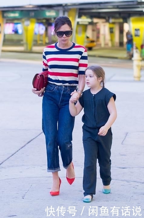 内柔|贝嫂母女现身,小七穿牛仔连体装白胖胖,被妈妈牵着走像个小憨憨