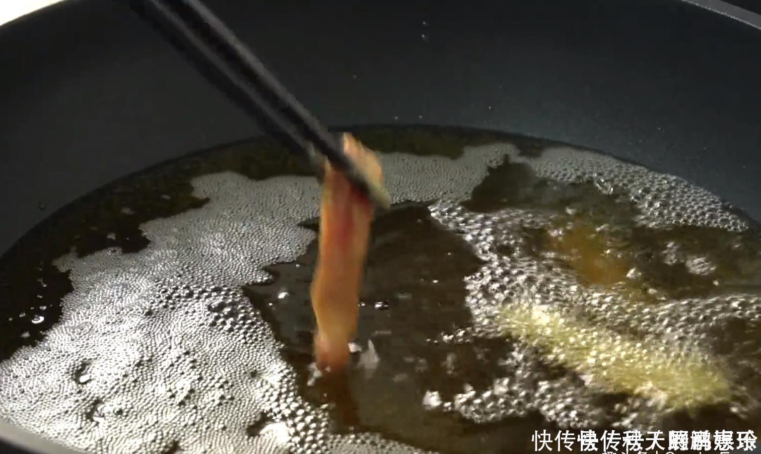 年夜饭必备酥肉,不加面粉不加水,外脆里嫩,放凉了吃也很脆