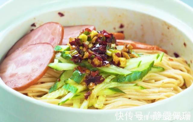黄瓜|挂面这样做太好吃,鲜辣爽口,荤素营养,6分钟上桌,解馋又美味