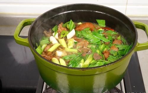 它是东北八大炖之一，无法超越的经典，炖出东北的好客与温柔！