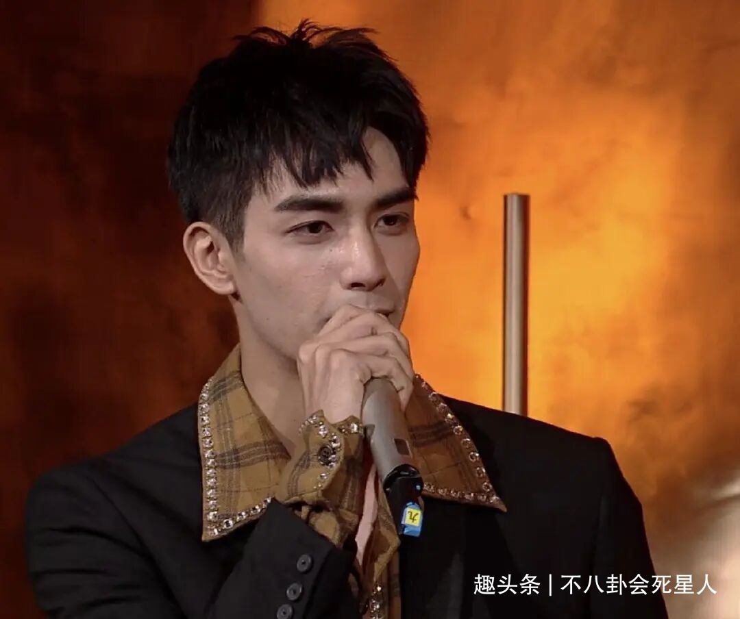 宋茜|金鹰开幕事故多汪涵主持团假唱,巨大黑影挡镜,关晓彤尴尬接话