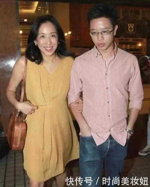 朱玲玲真不把自己当“豪门”,穿无袖连衣裙配蛇皮包,简约又优雅