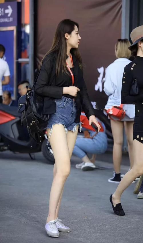 热裤|路人街拍热裤配小白鞋的时尚美女,逆天大长腿藏不住啊
