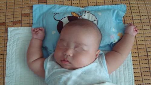 枕头|孩子刚出生就给枕枕头,导致头型太难看,医生询问原因后无奈摇头