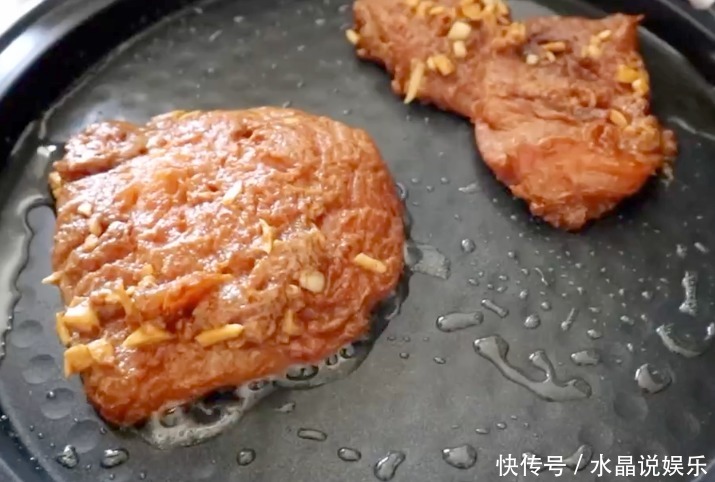 吃法|鸡胸不要炒着吃了,咱们来做个新吃法,外酥里嫩,咸香美味