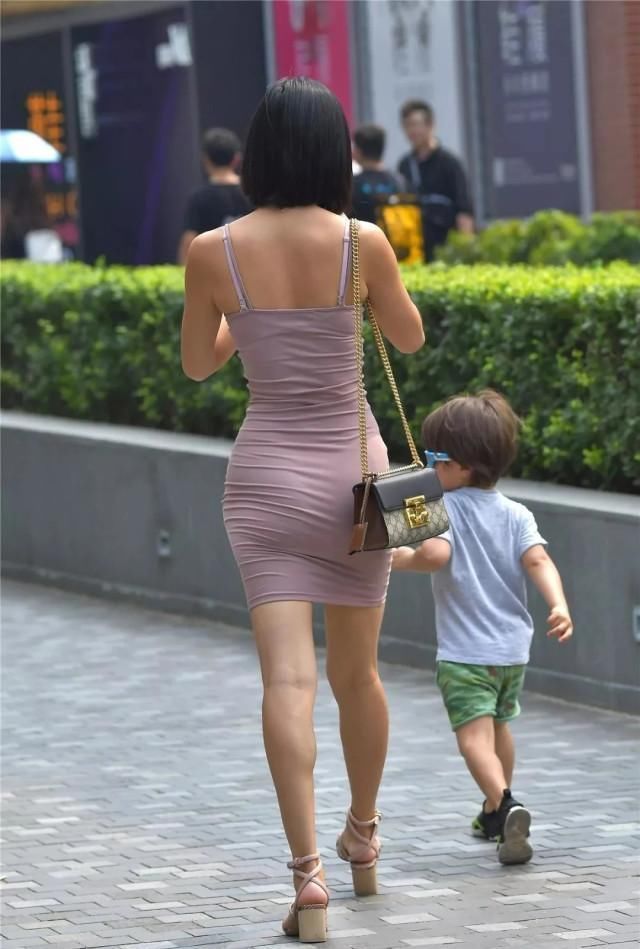时尚辣妈带娃逛街,妈妈身材火辣,儿子也很酷