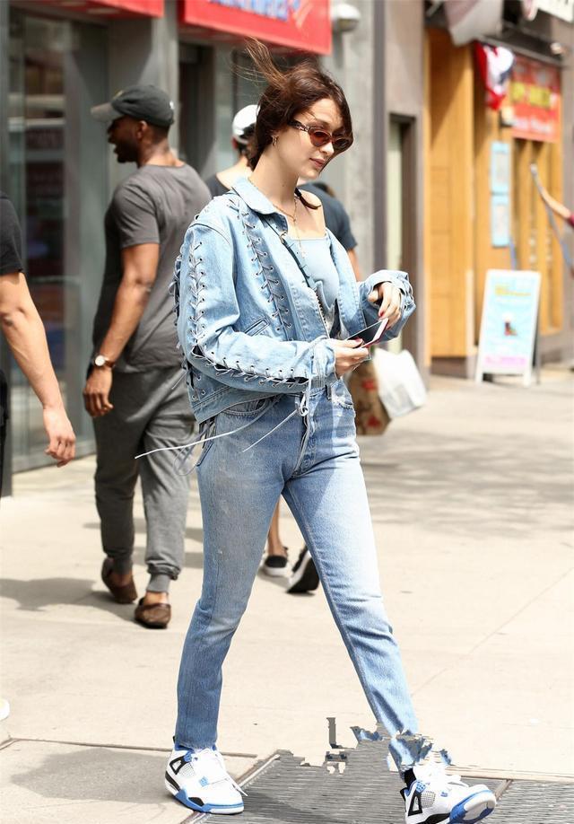 开春别再穿阔腿裤了!现在流行用这条裤子配外套,时髦显瘦上档次