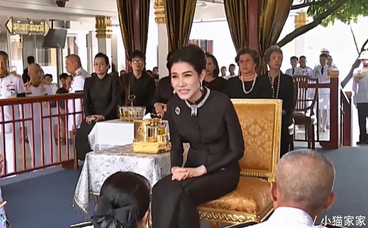 选择|诗妮娜衣品提升了!连换两身传统裹身裙,黄色明艳黑色高冷显稳重