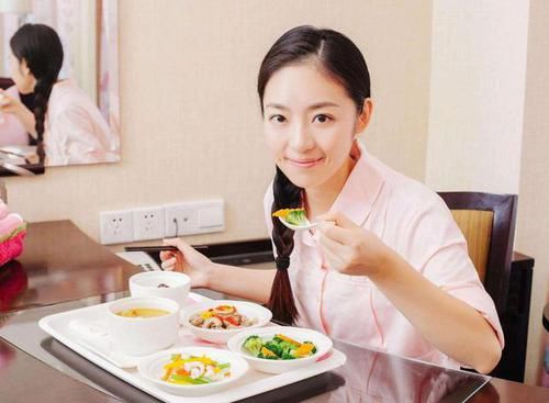 怀孕后,孕妇身上若出现3种表现,是宝宝在提醒妈妈该“进食”了