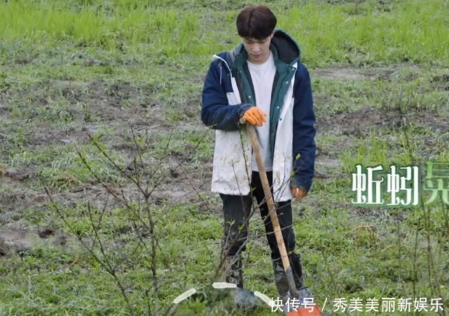 黄磊冲张艺兴丢“蚯蚓”,他下意识的反应太萌,不是29岁该有的