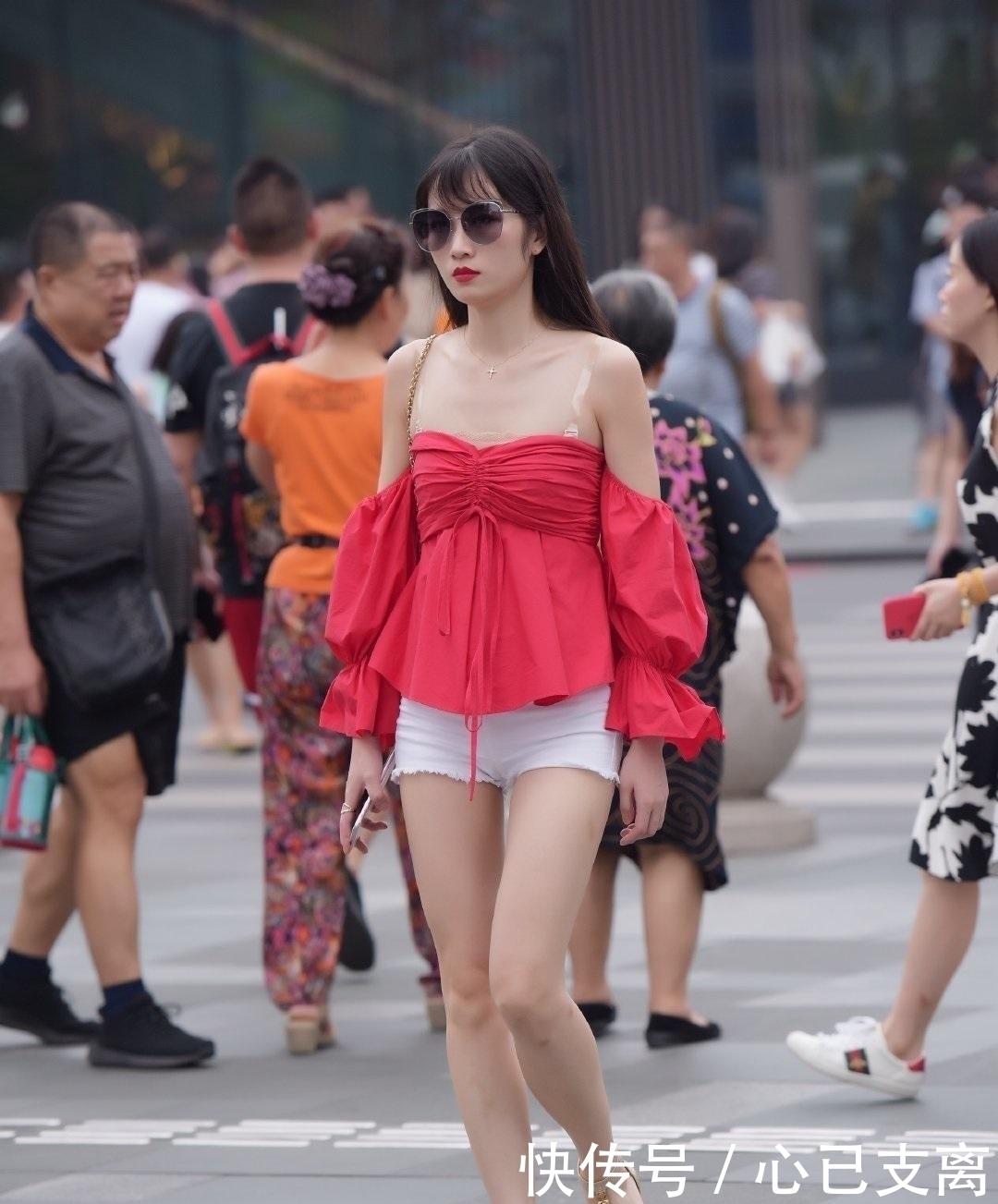 美女真敢穿,穿短裤长腿不输超模,戴墨镜还有高级身段