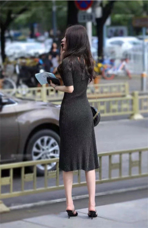 街拍：小姐姐尖下巴樱桃嘴，乌黑的长发，轻薄的白纱透出玲珑身材