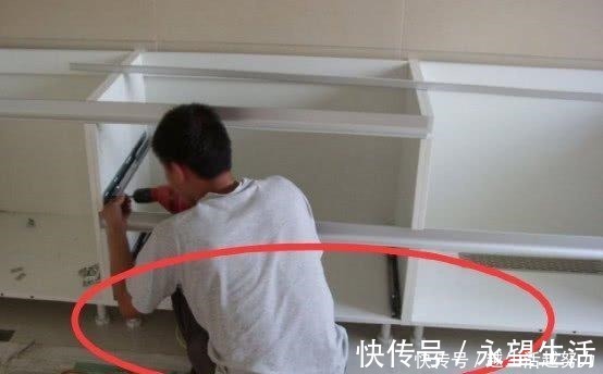 装修|装橱柜时记得要多装这个小东西，防潮又牢固，用20年也不怕坏！