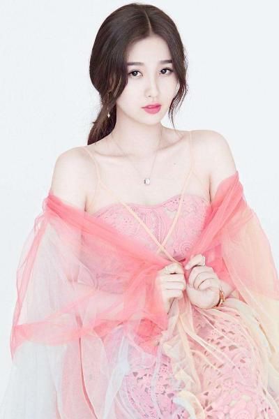 女团|青2虞书欣出门被抓拍,失去了节目滤镜后,小粗腿引网友热议