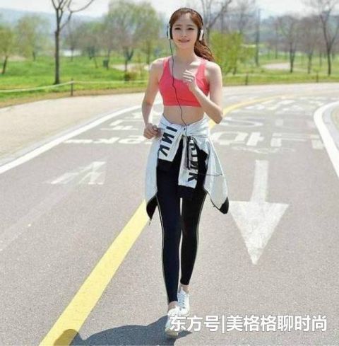 街拍时尚靓丽的打底裤穿搭,展现不一样的时尚范,更有女人味