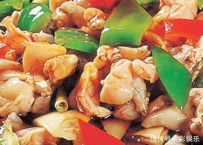 一日被家长带去宴席,席上一菜,唤作干锅酱滋味牛蛙,嫩滑又入味